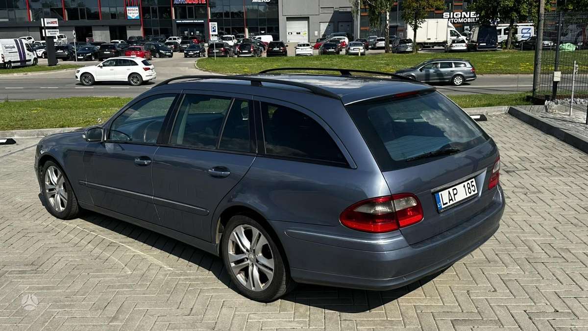 Mercedes-Benz E220 2004 — photo 17