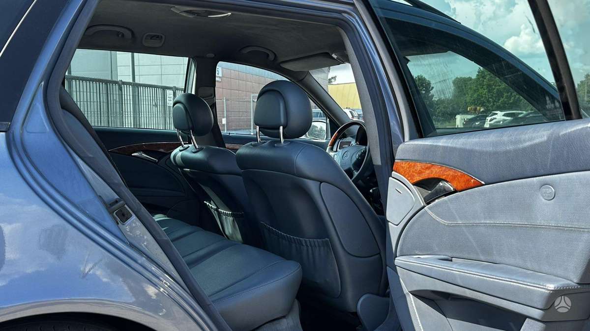 Mercedes-Benz E220 2004 — photo 18
