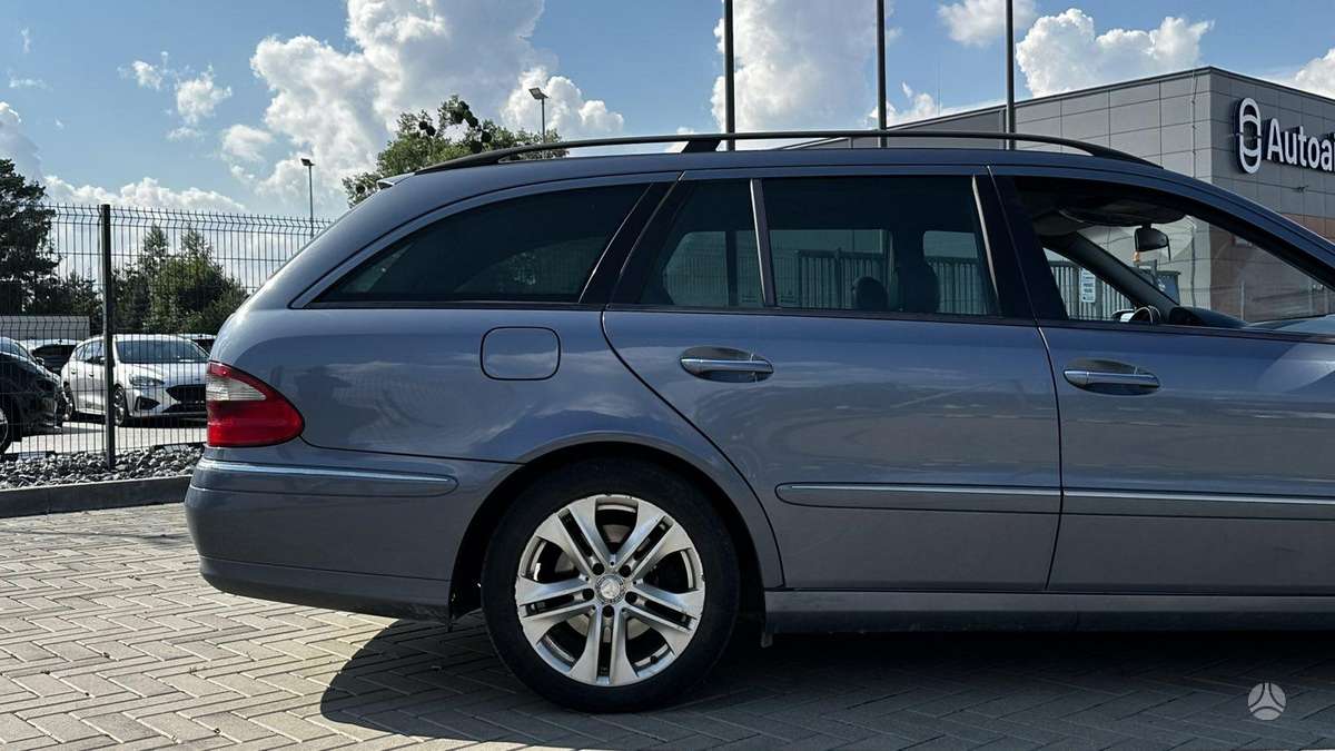 Mercedes-Benz E220 2004 — photo 19