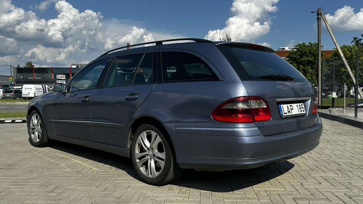 Mercedes-Benz E220 2004 — rear view
