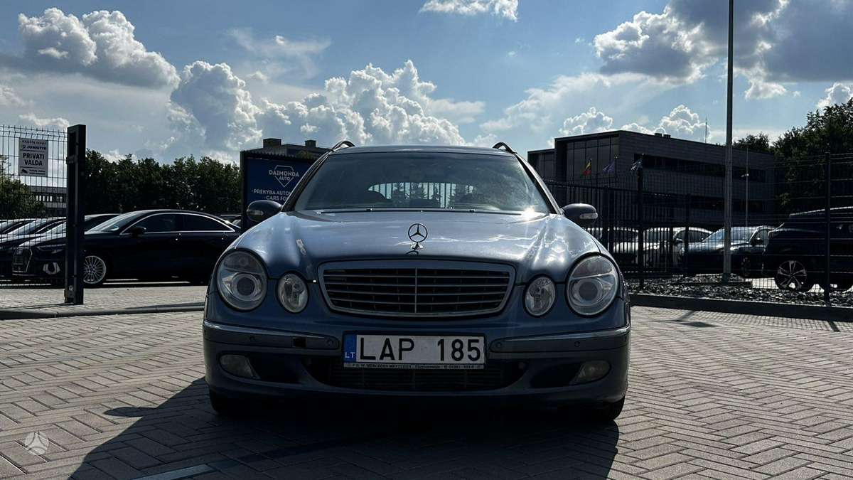 Mercedes-Benz E220 2004 — photo 20