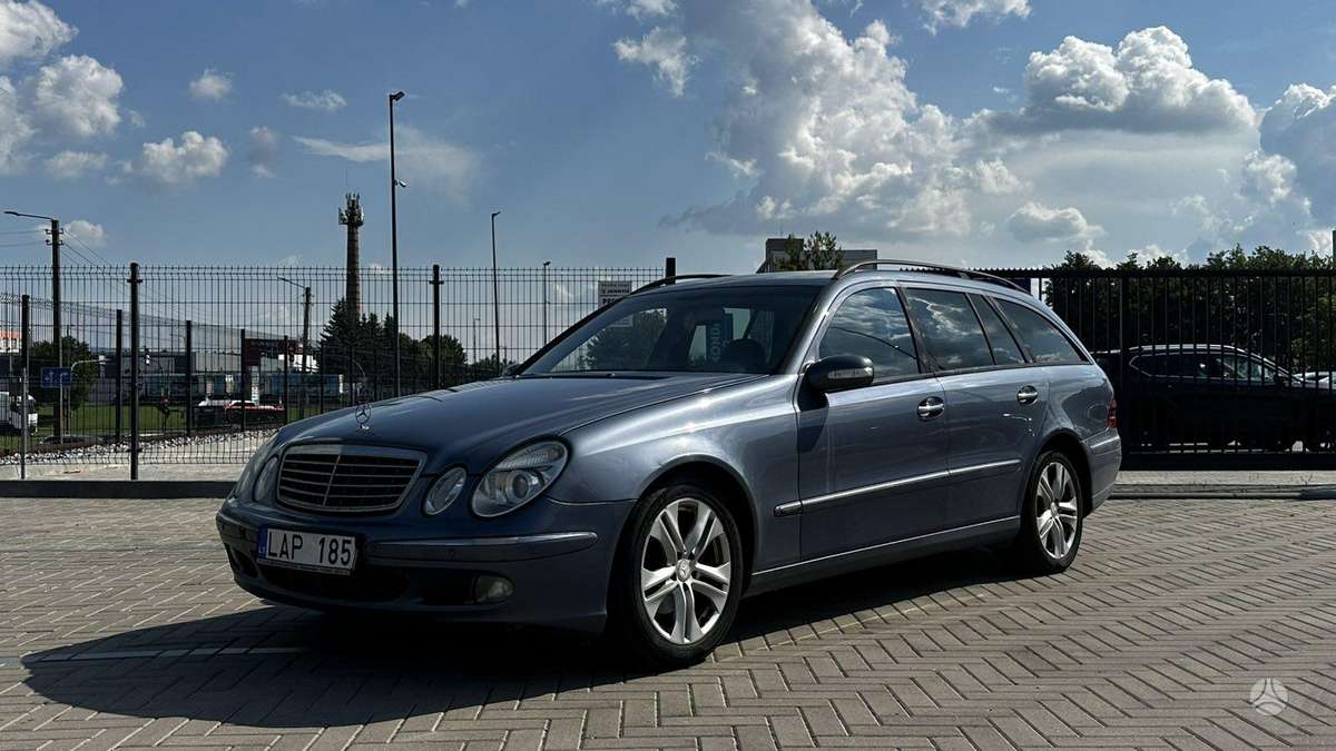 Mercedes-Benz E220 2004 — photo 21