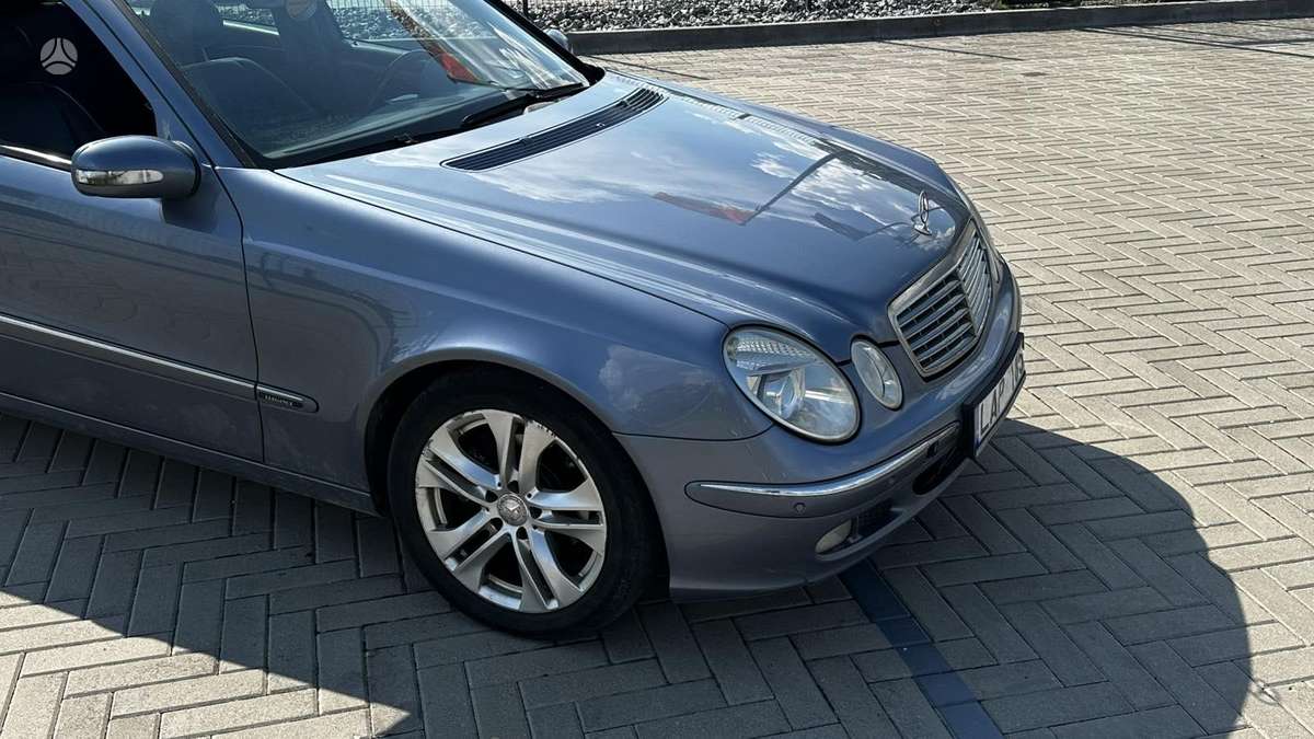 Mercedes-Benz E220 2004 — photo 22