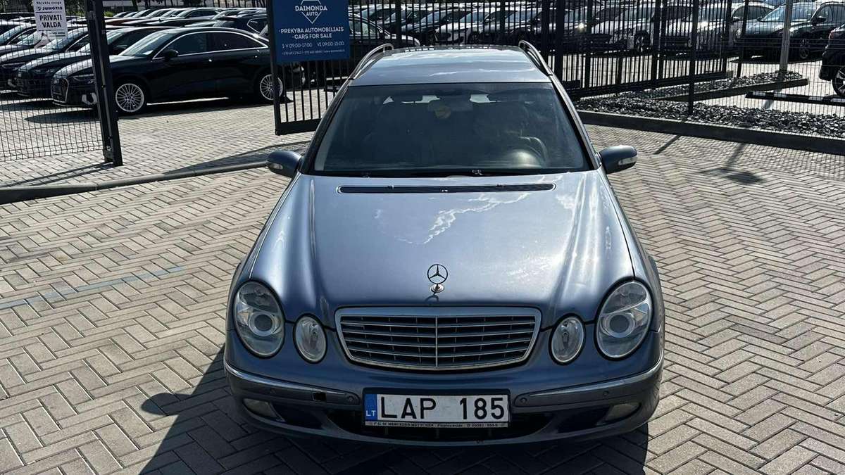 Mercedes-Benz E220 2004 — photo 23