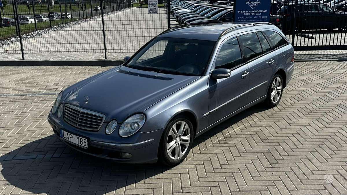 Mercedes-Benz E220 2004 — photo 24