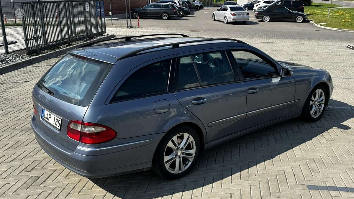 Mercedes-Benz E220 2004 — photo 25