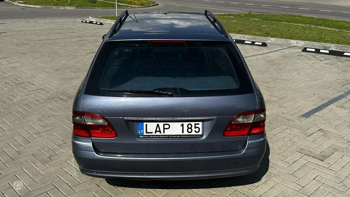 Mercedes-Benz E220 2004 — photo 26