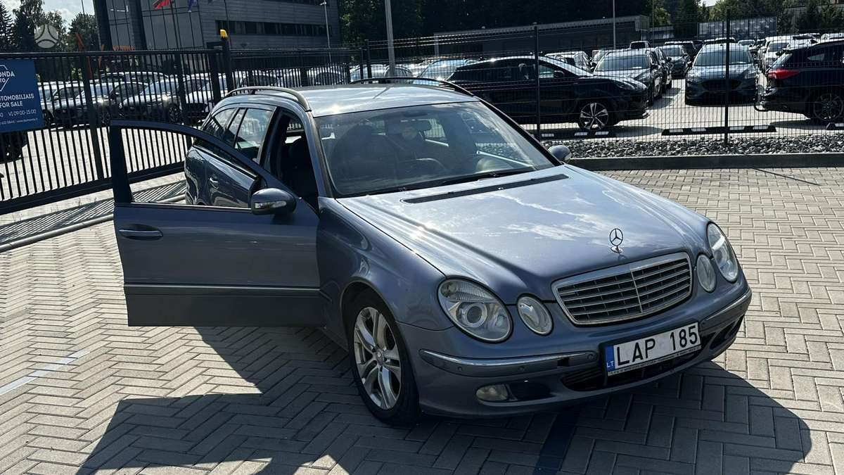 Mercedes-Benz E220 2004 — photo 28