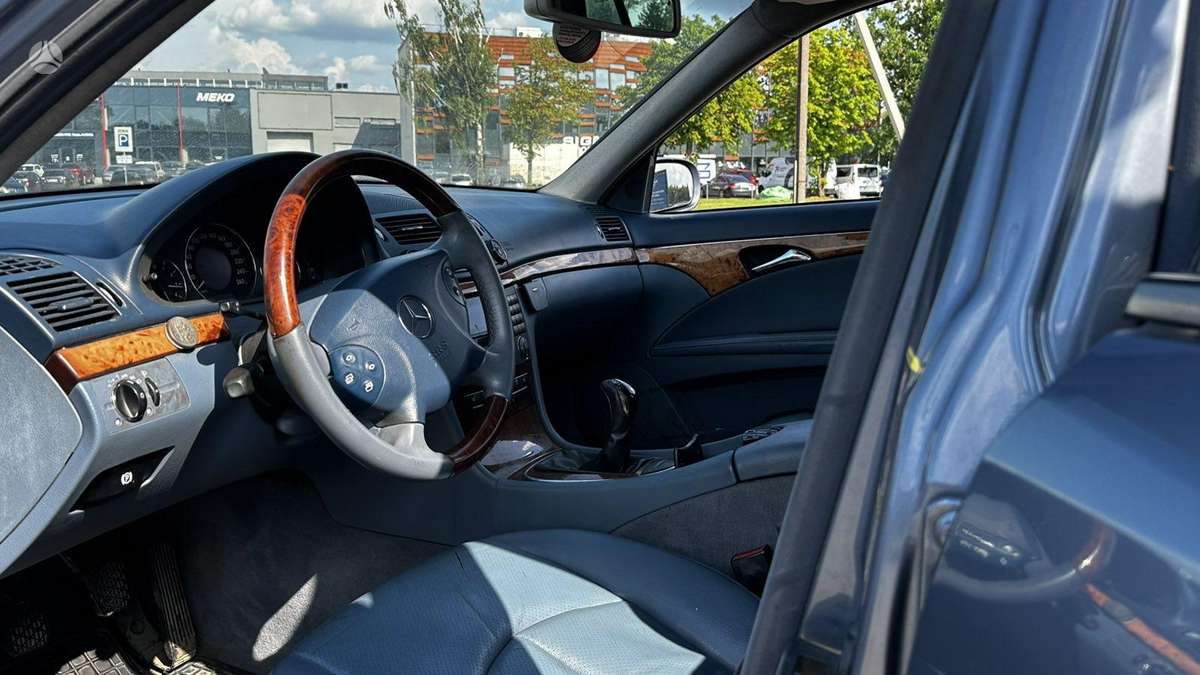 Mercedes-Benz E220 2004 — photo 29