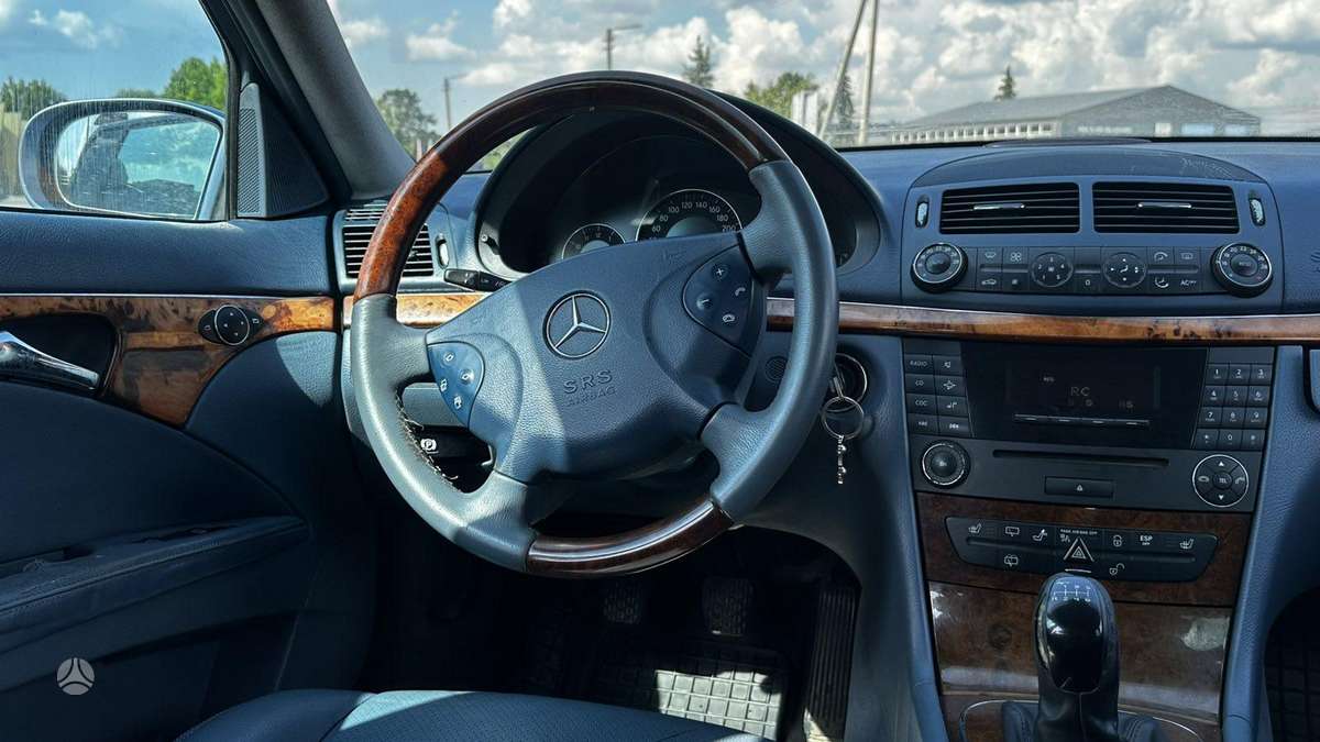 Mercedes-Benz E220 2004 — interior