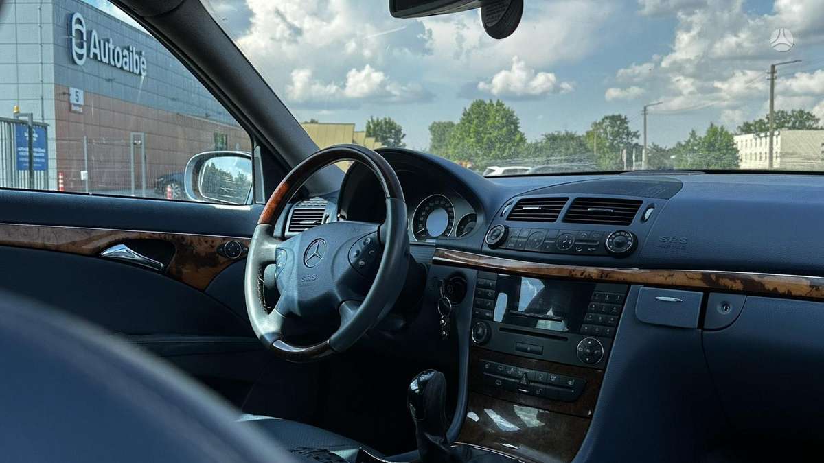 Mercedes-Benz E220 2004 — photo 30