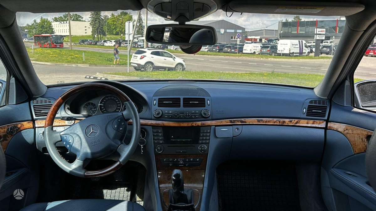 Mercedes-Benz E220 2004 — photo 5