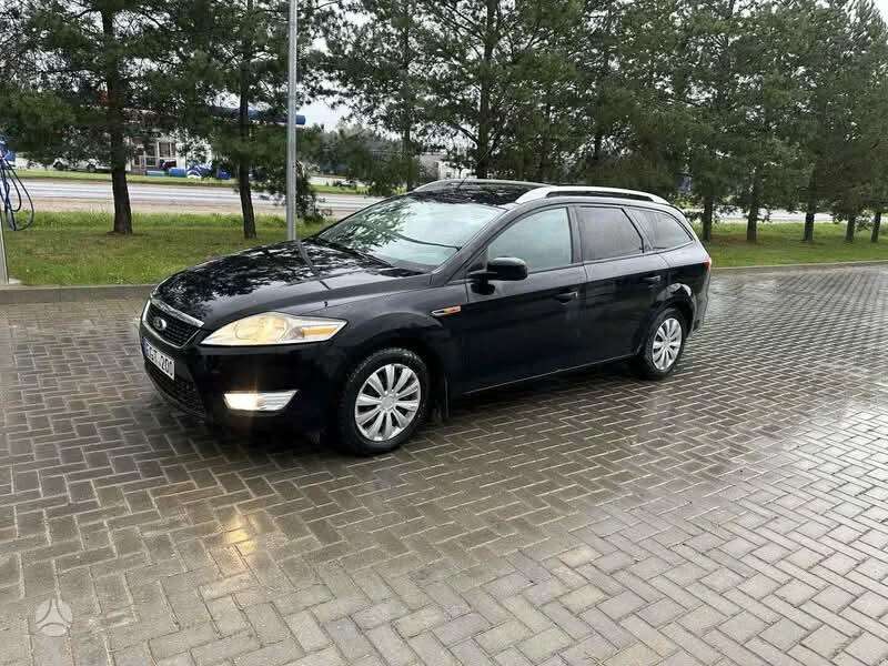 Ford Mondeo 2010 — rear view