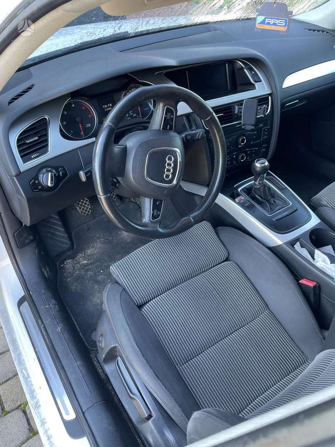Audi A4 2009 — салон