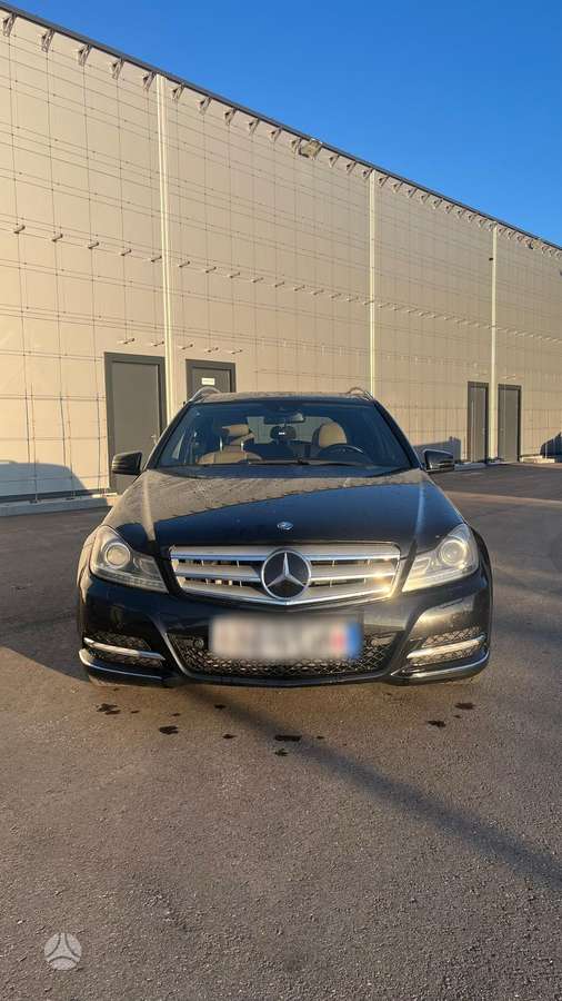 Mercedes-Benz C300 2011 — вигляд ззаду