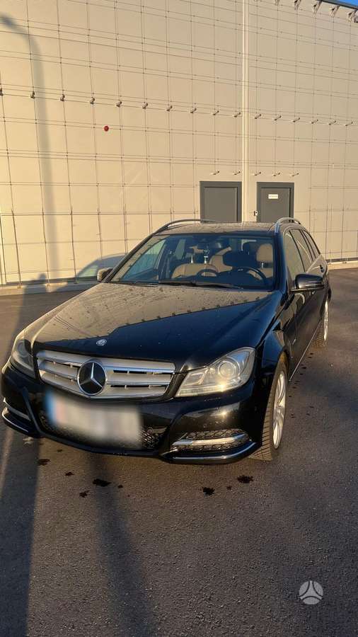 Mercedes-Benz C300 2011 — салон