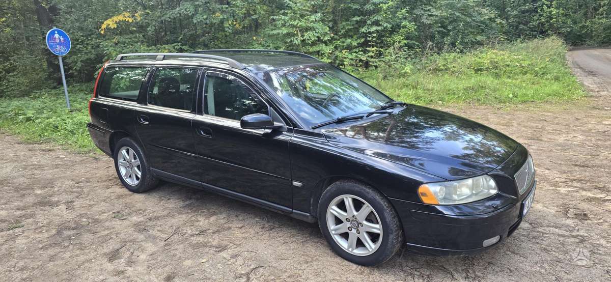 Volvo V70 2006 — rear view