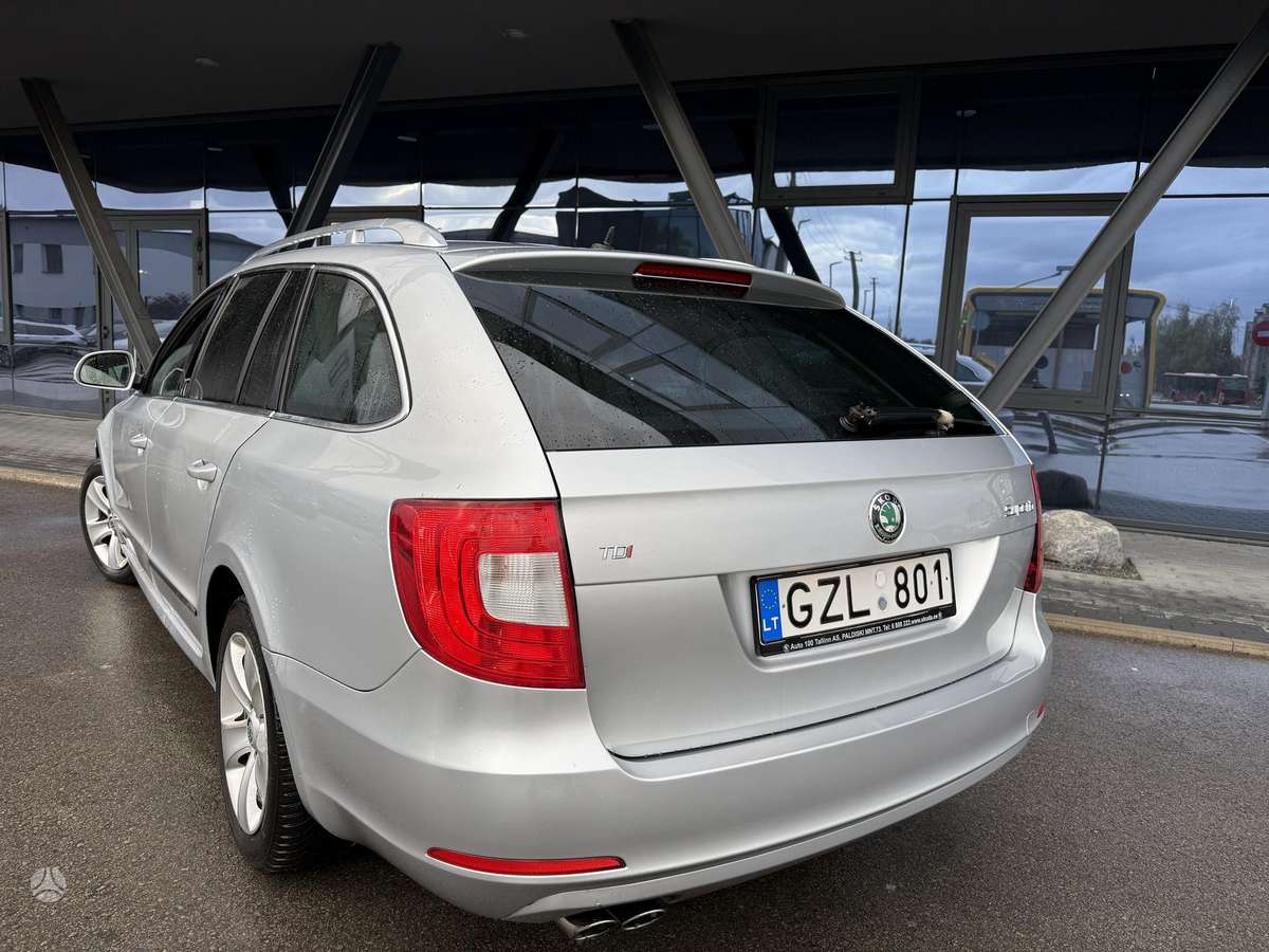 Skoda Superb 2010 — rear view