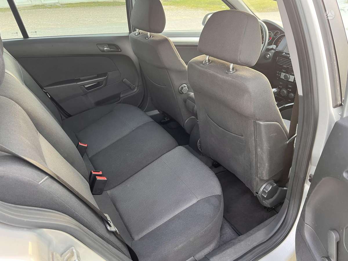 Opel Astra 2010 — photo 10
