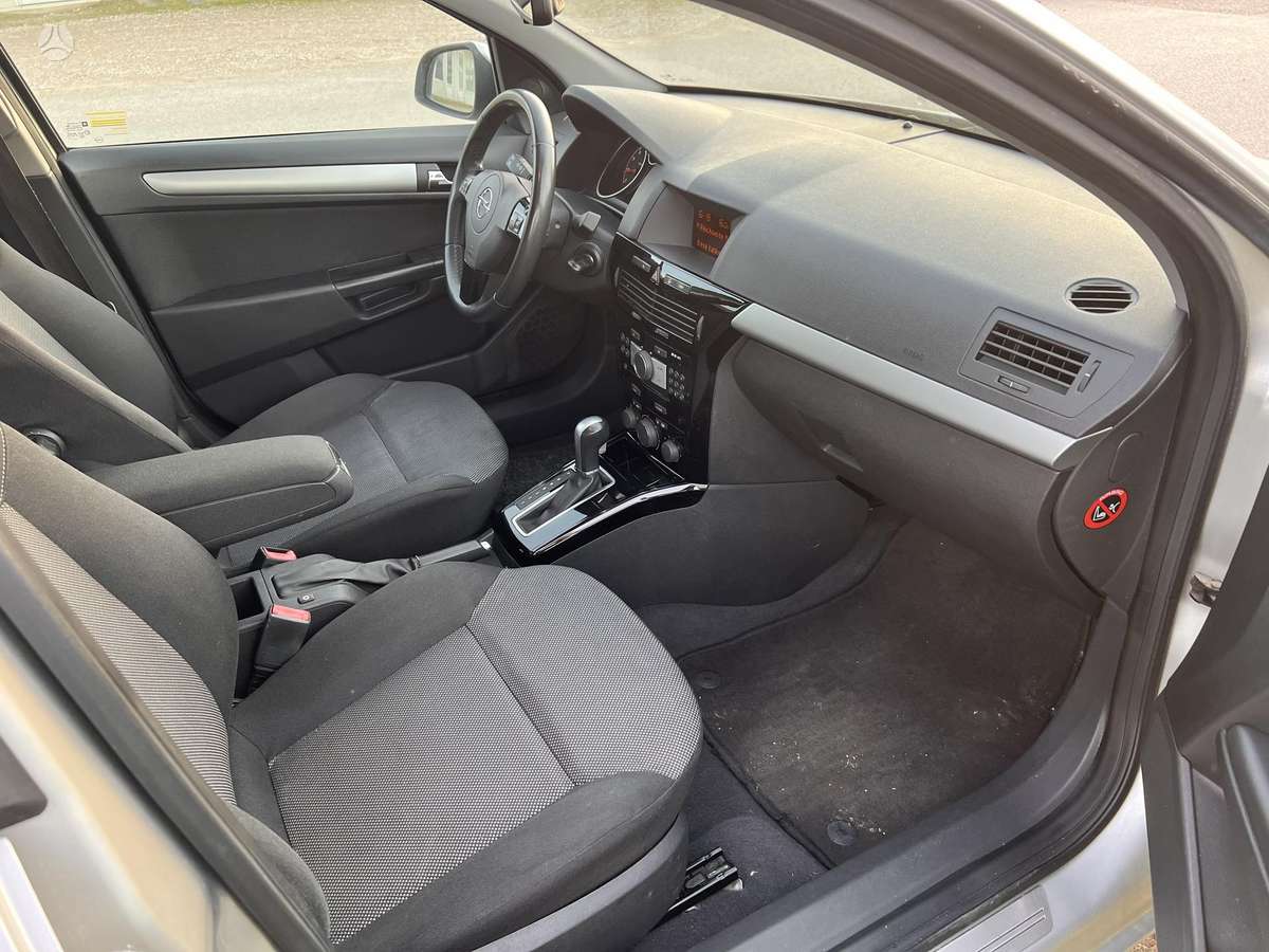 Opel Astra 2010 — photo 11