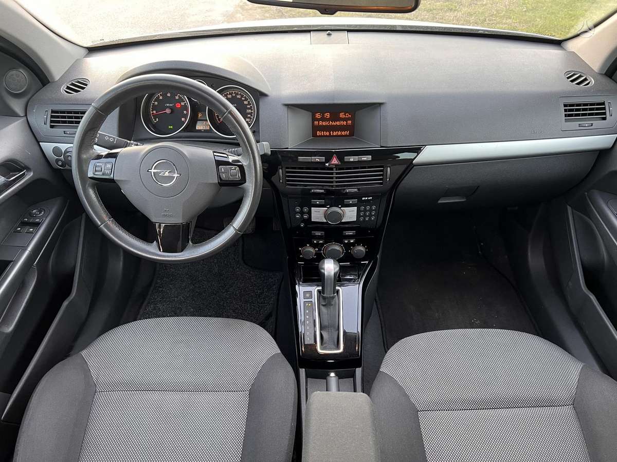 Opel Astra 2010 — photo 12