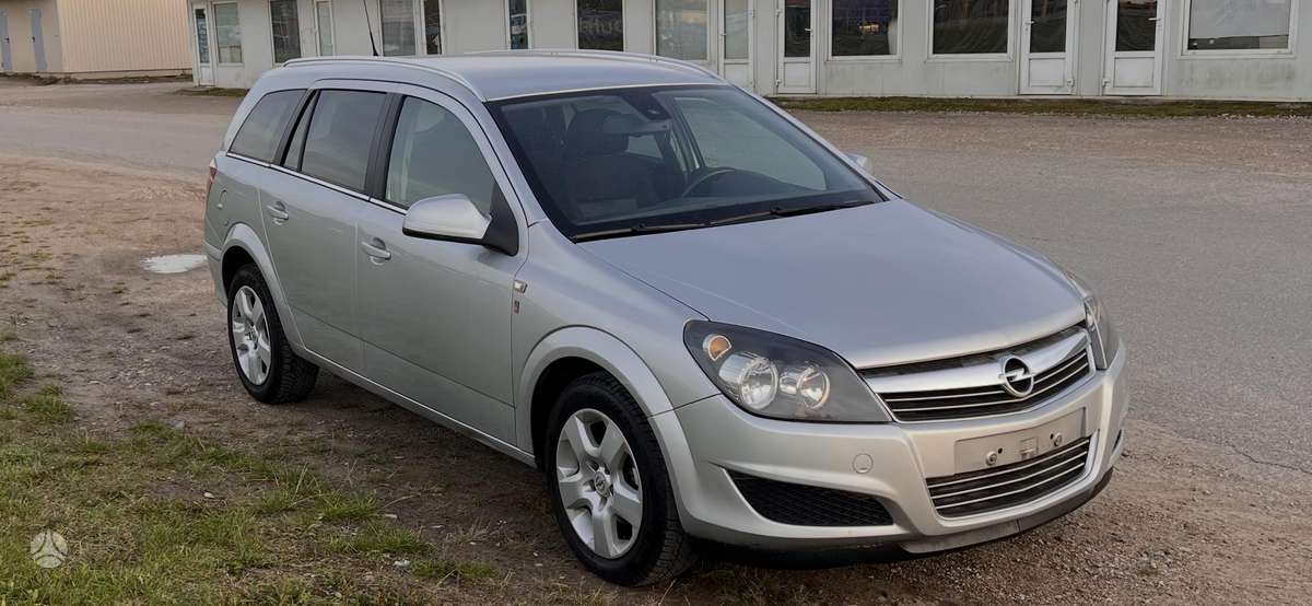 Opel Astra 2010 — rear view