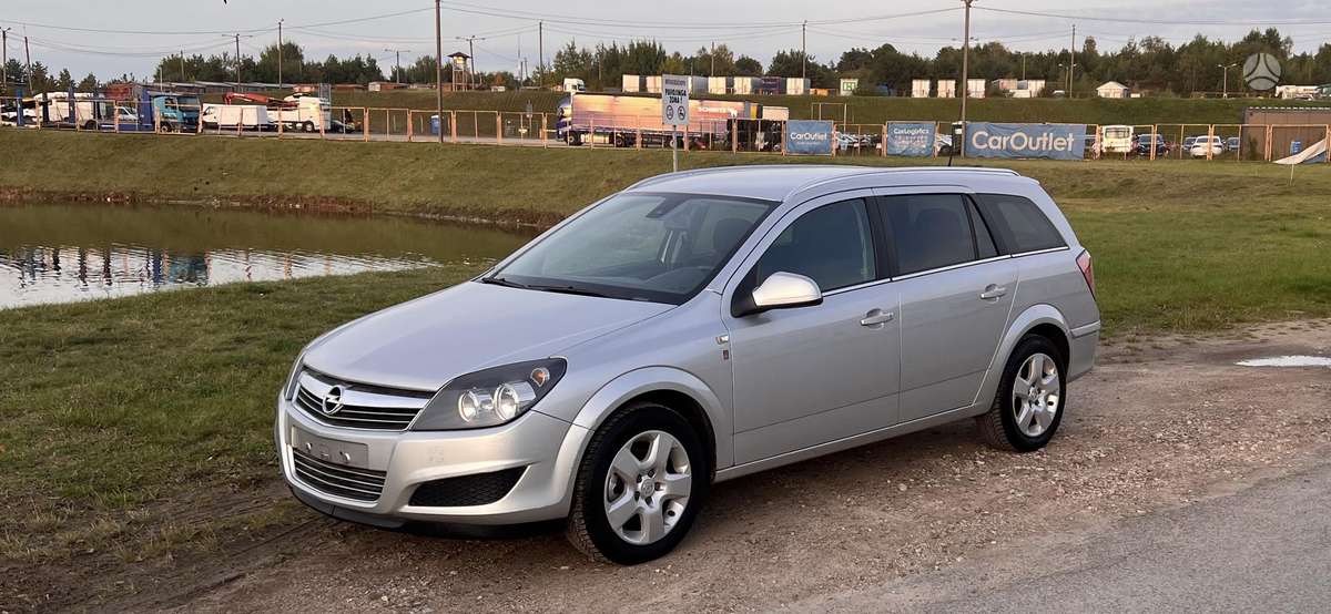 Opel Astra 2010 — interior