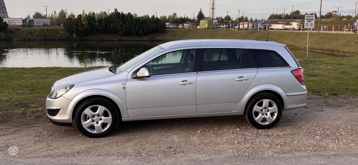 Opel Astra 2010 — photo 7