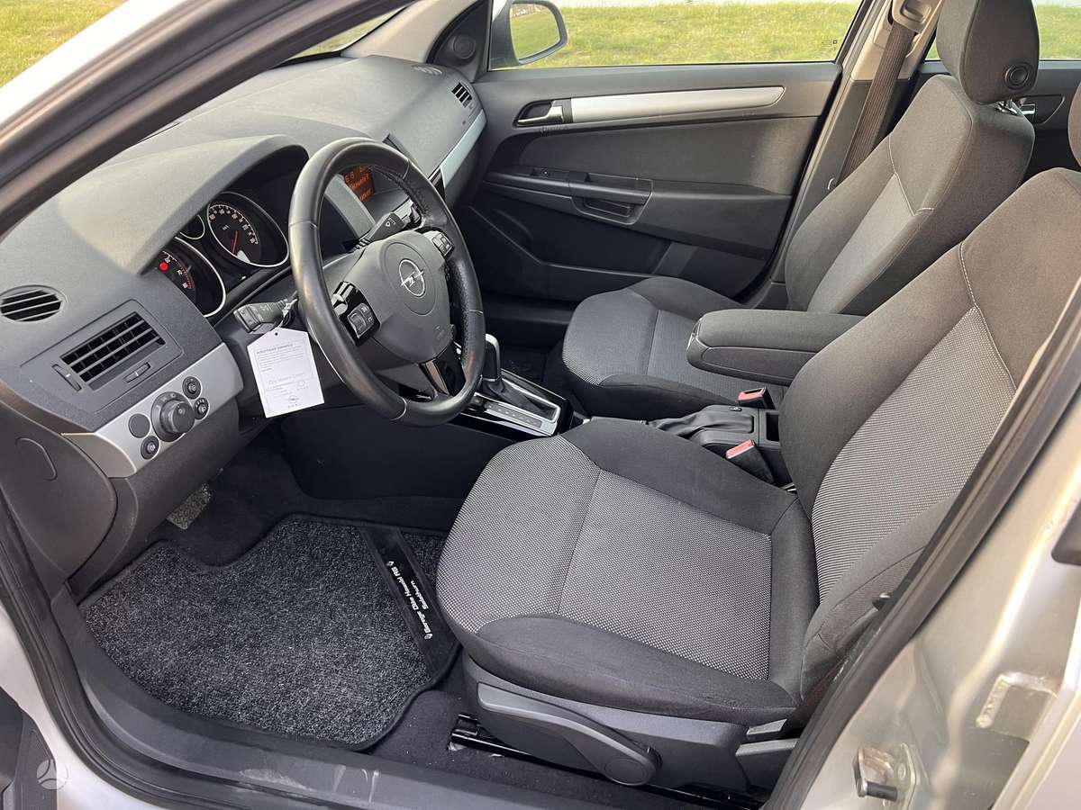 Opel Astra 2010 — photo 8