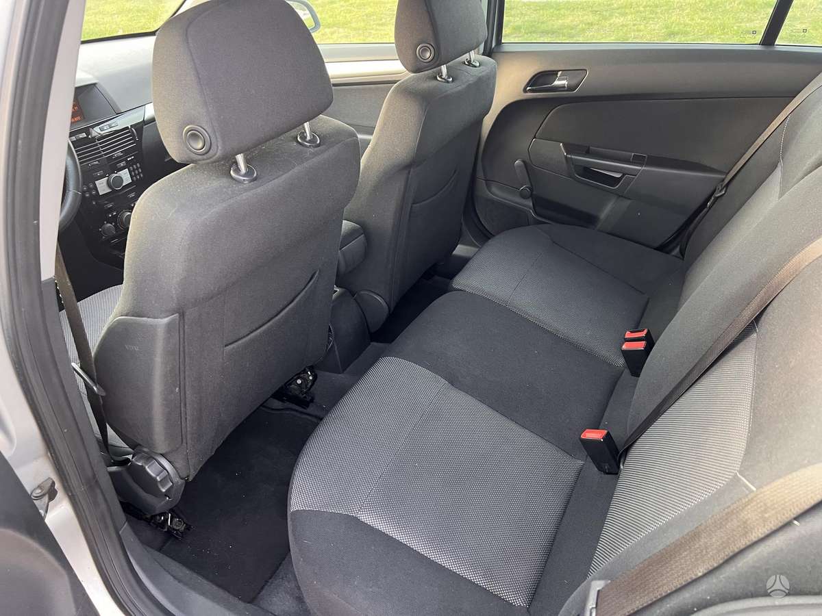 Opel Astra 2010 — photo 9