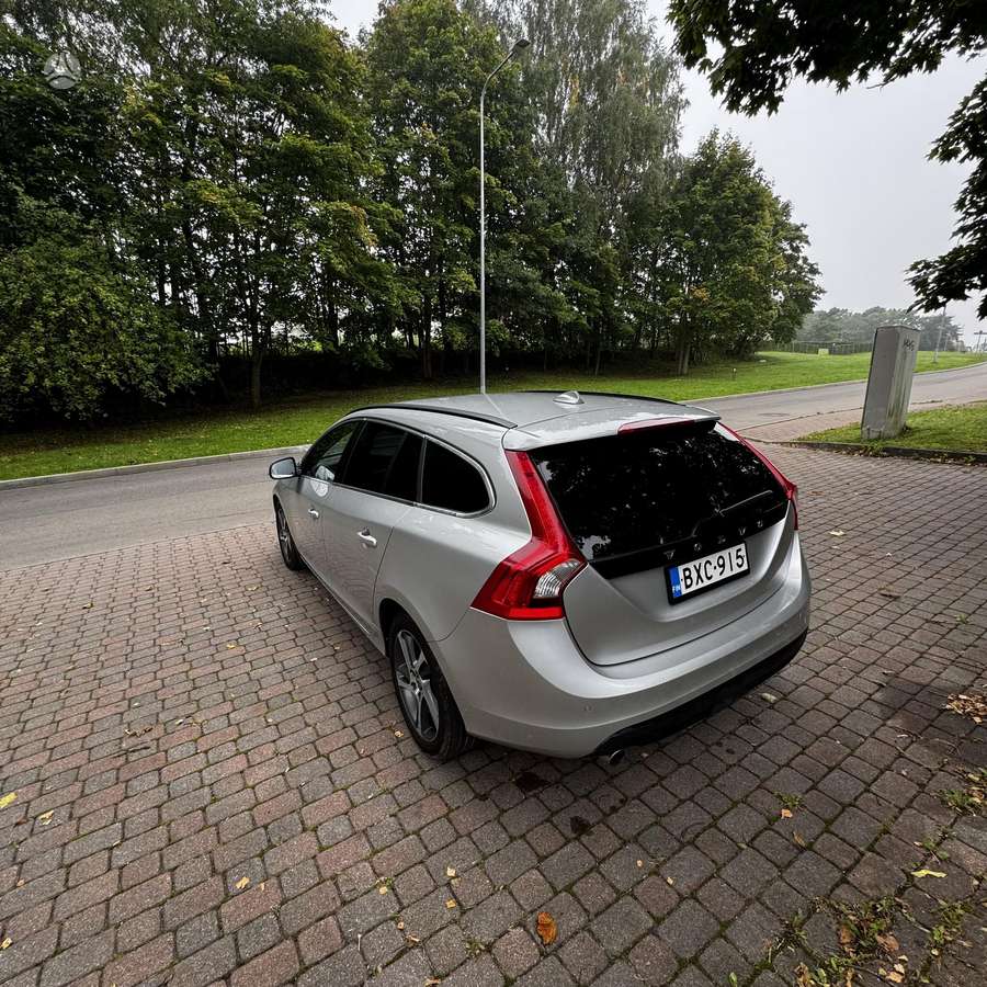Volvo V60 2010 — engine 2400 cm³, 205 HP (151kW)