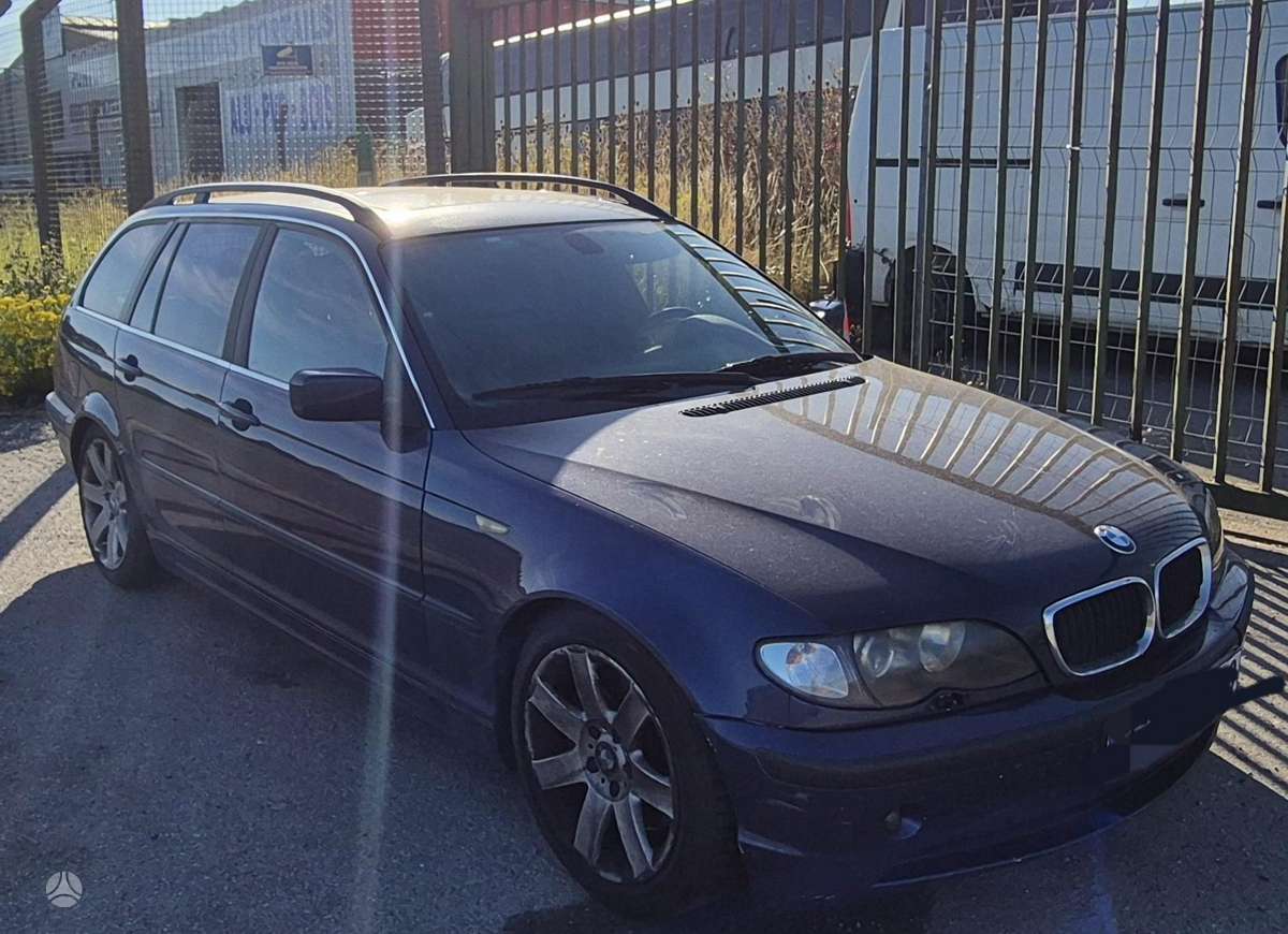BMW 330 2004 — rear view