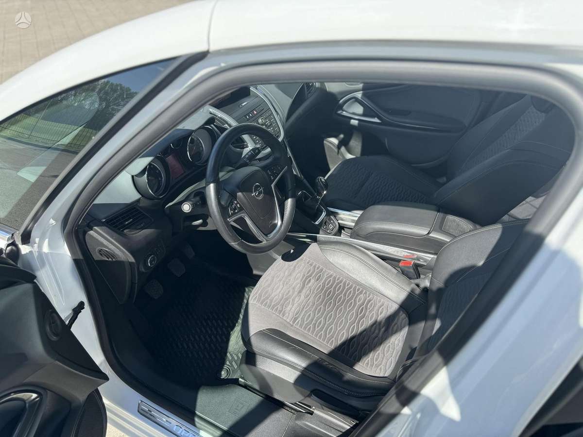 Opel Zafira 2014 — photo 14