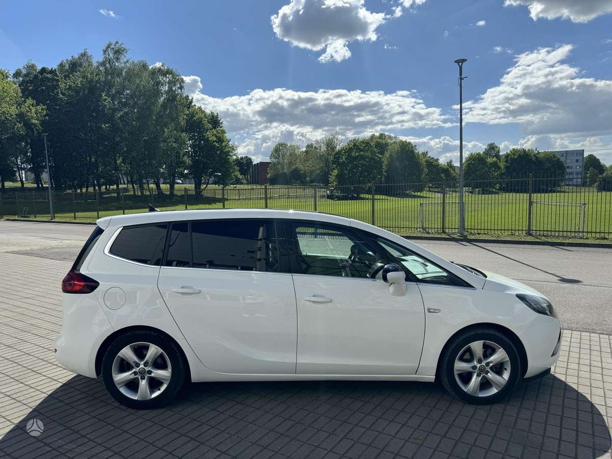 Opel Zafira 2014 — rear view