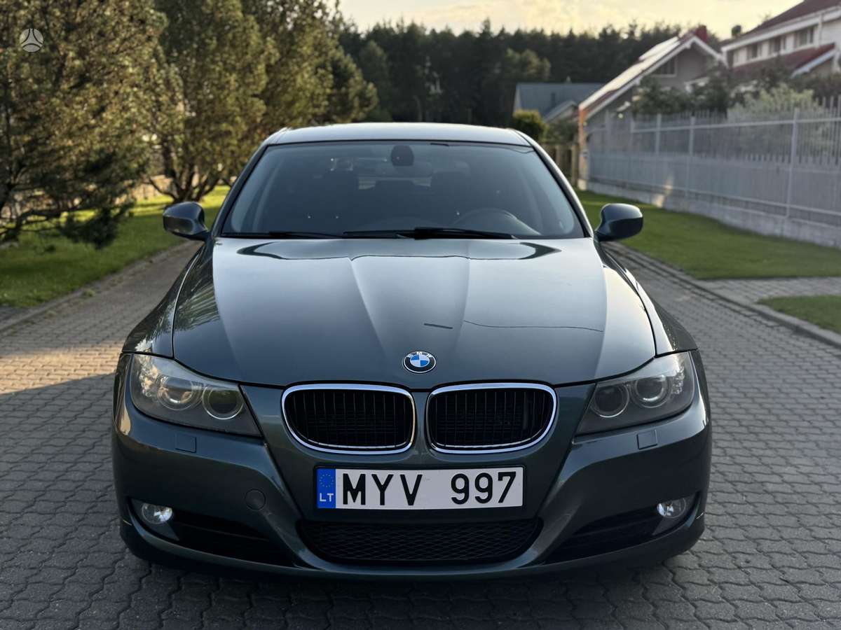 BMW 318 2012 — rear view
