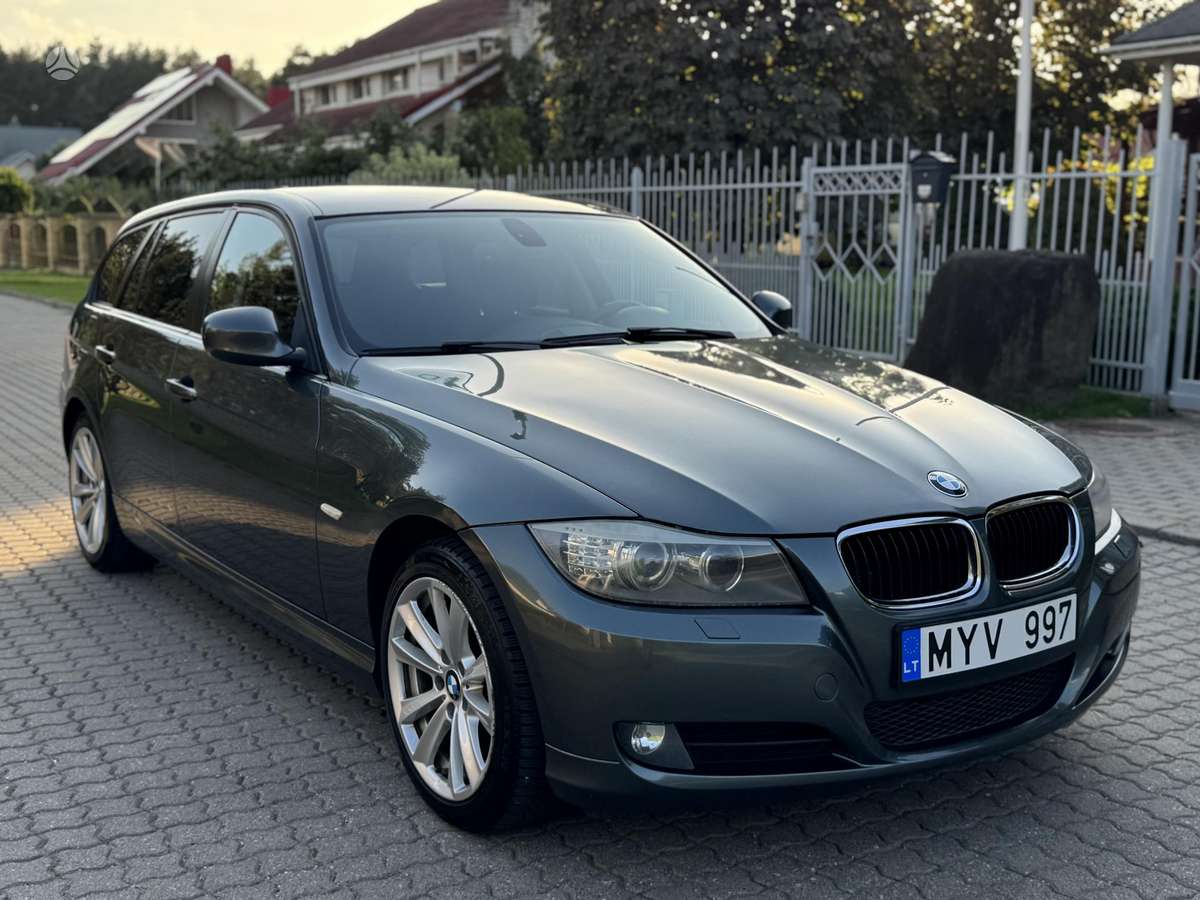 BMW 318 2012 — interior