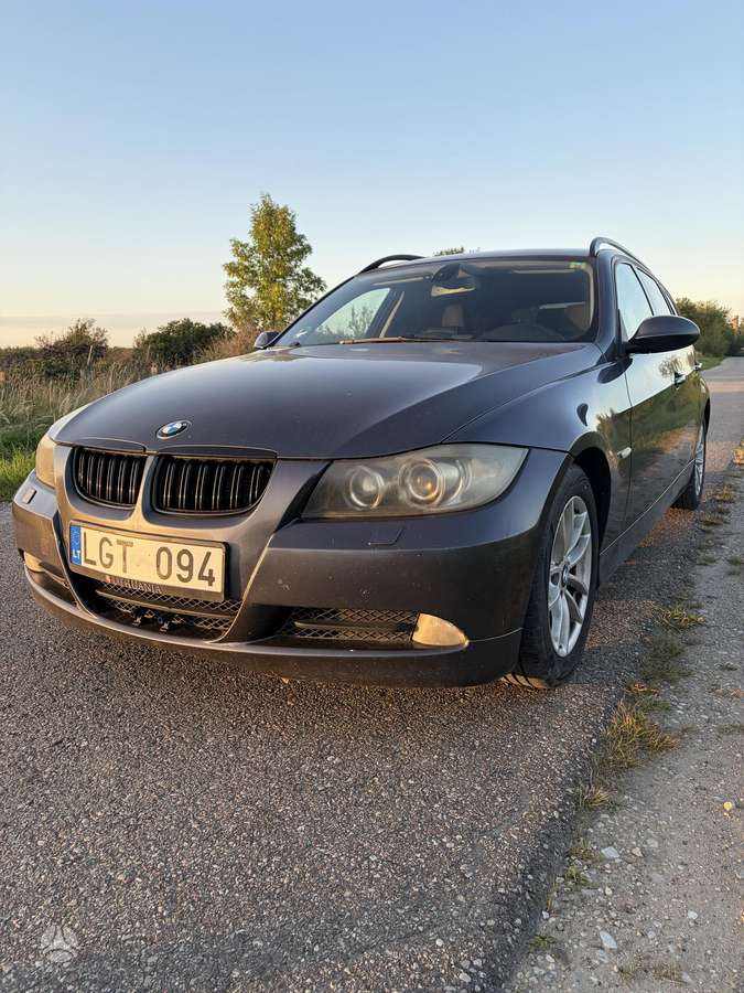 BMW 320 2006 — rear view