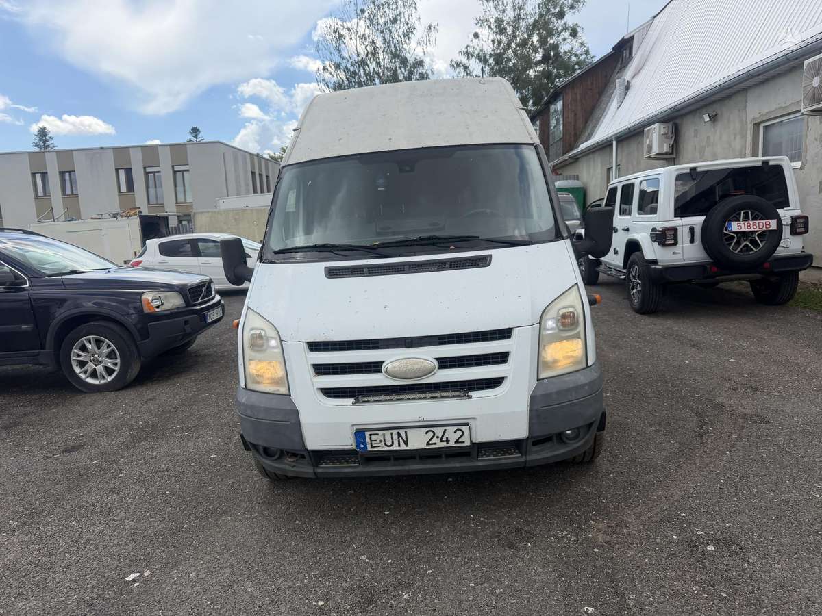 Ford Transit 2010 — вигляд ззаду