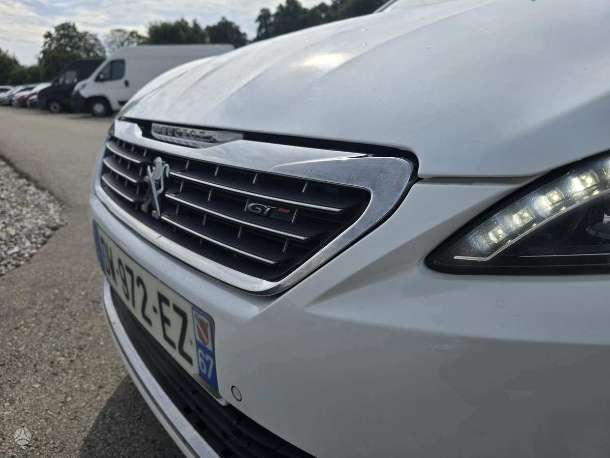 Peugeot 308 2015 — вигляд ззаду