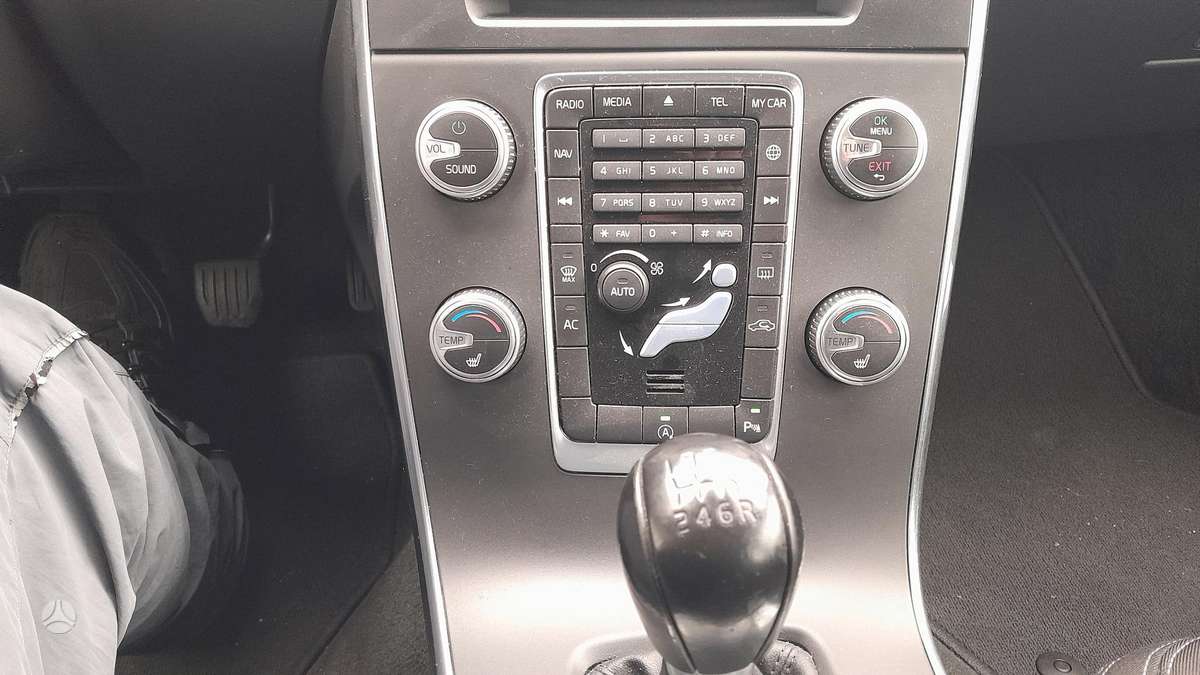 Volvo V60 2014 — photo 18