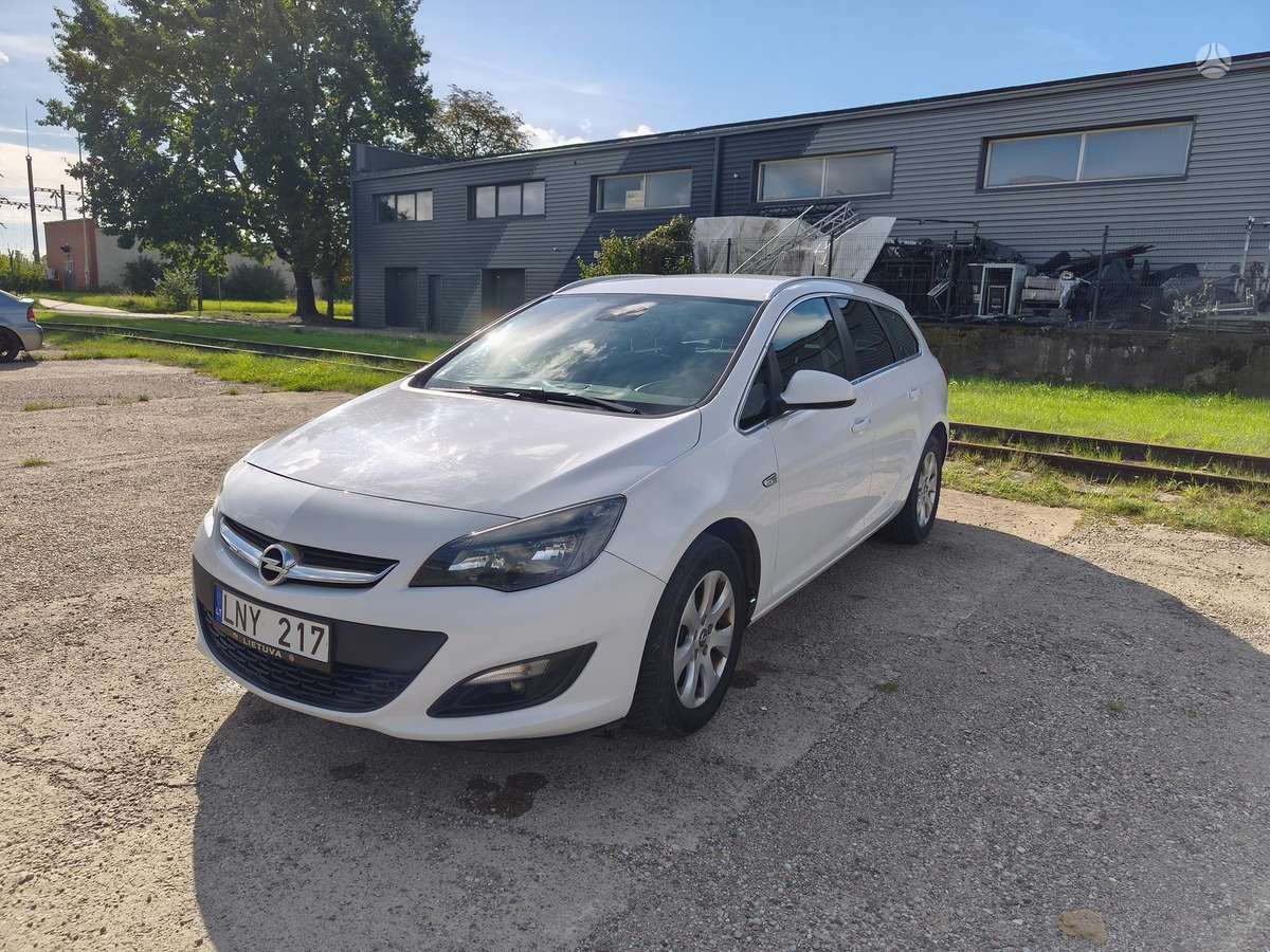 Opel Astra 2015 — rear view