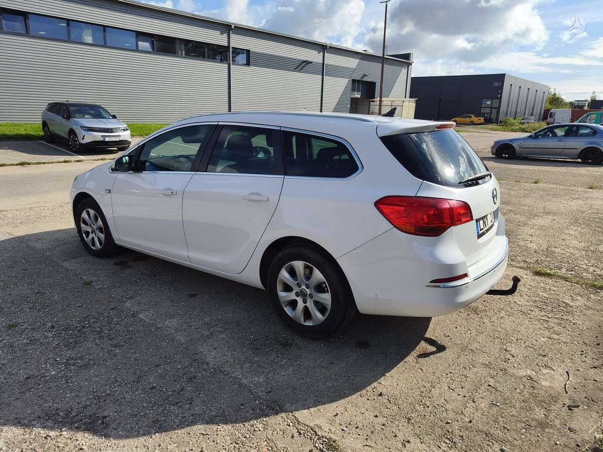 Opel Astra 2015 — interior