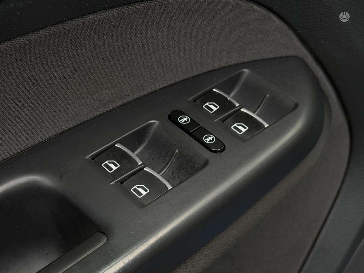 Volkswagen Touran 2012 — photo 10