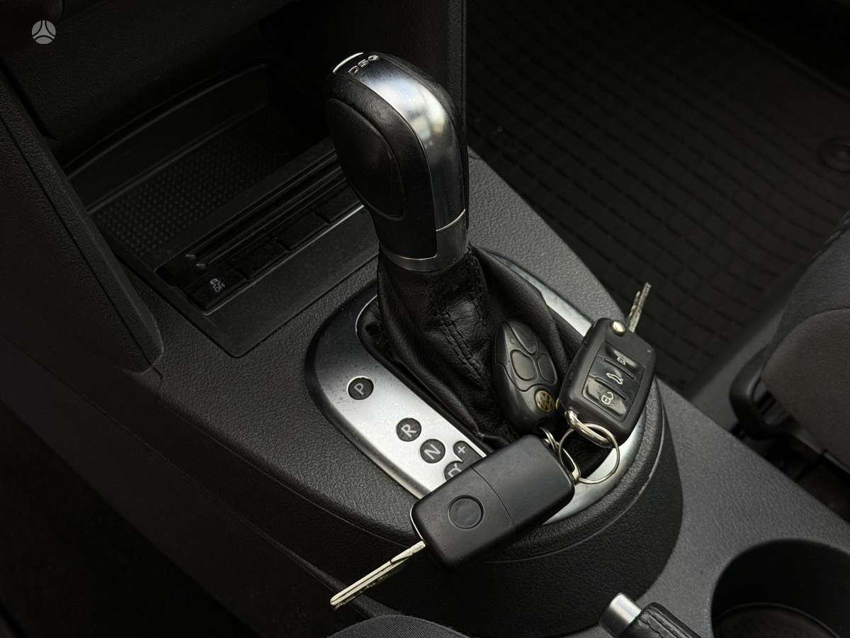 Volkswagen Touran 2012 — photo 12