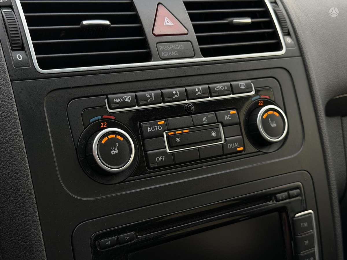 Volkswagen Touran 2012 — photo 15