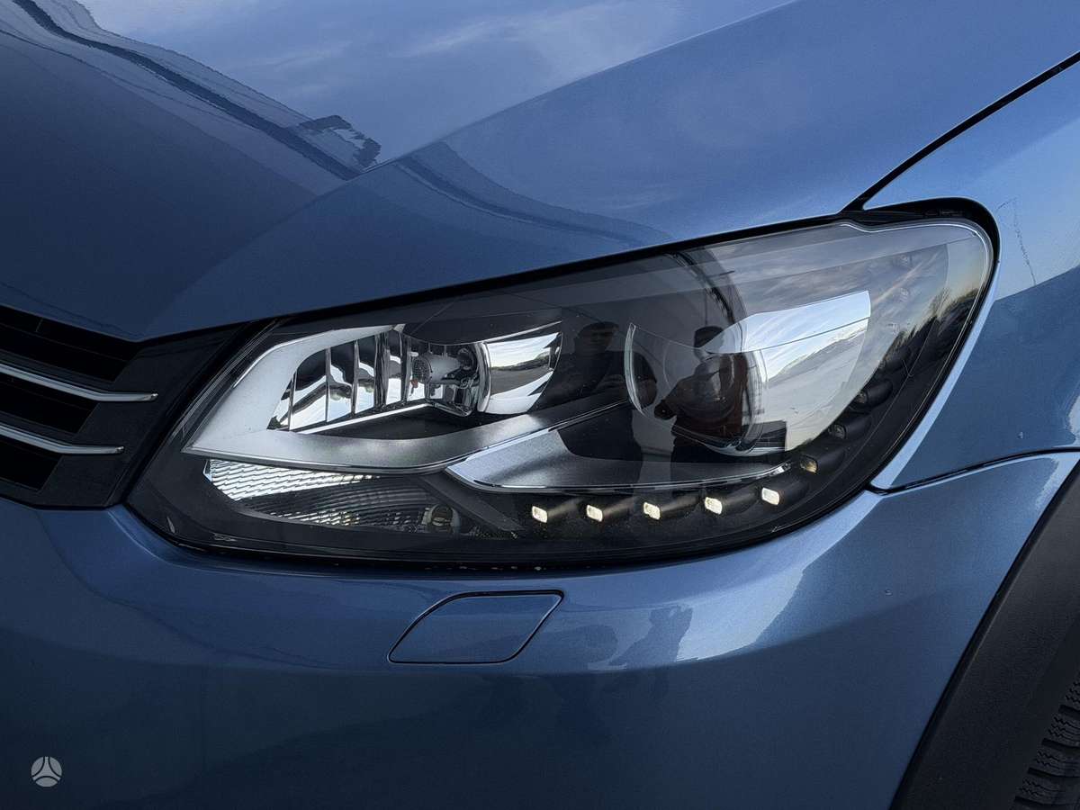 Volkswagen Touran 2012 — rear view