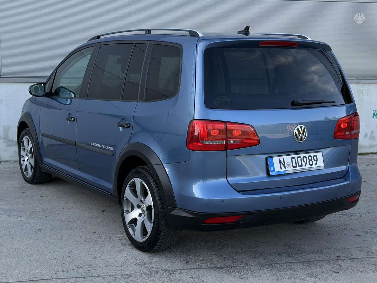 Volkswagen Touran 2012 — interior