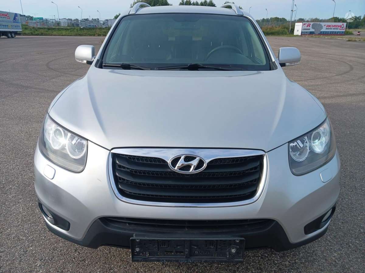 Hyundai Santa 2010 — rear view