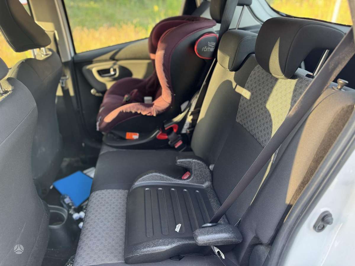 Toyota Yaris 2015 — фото 10