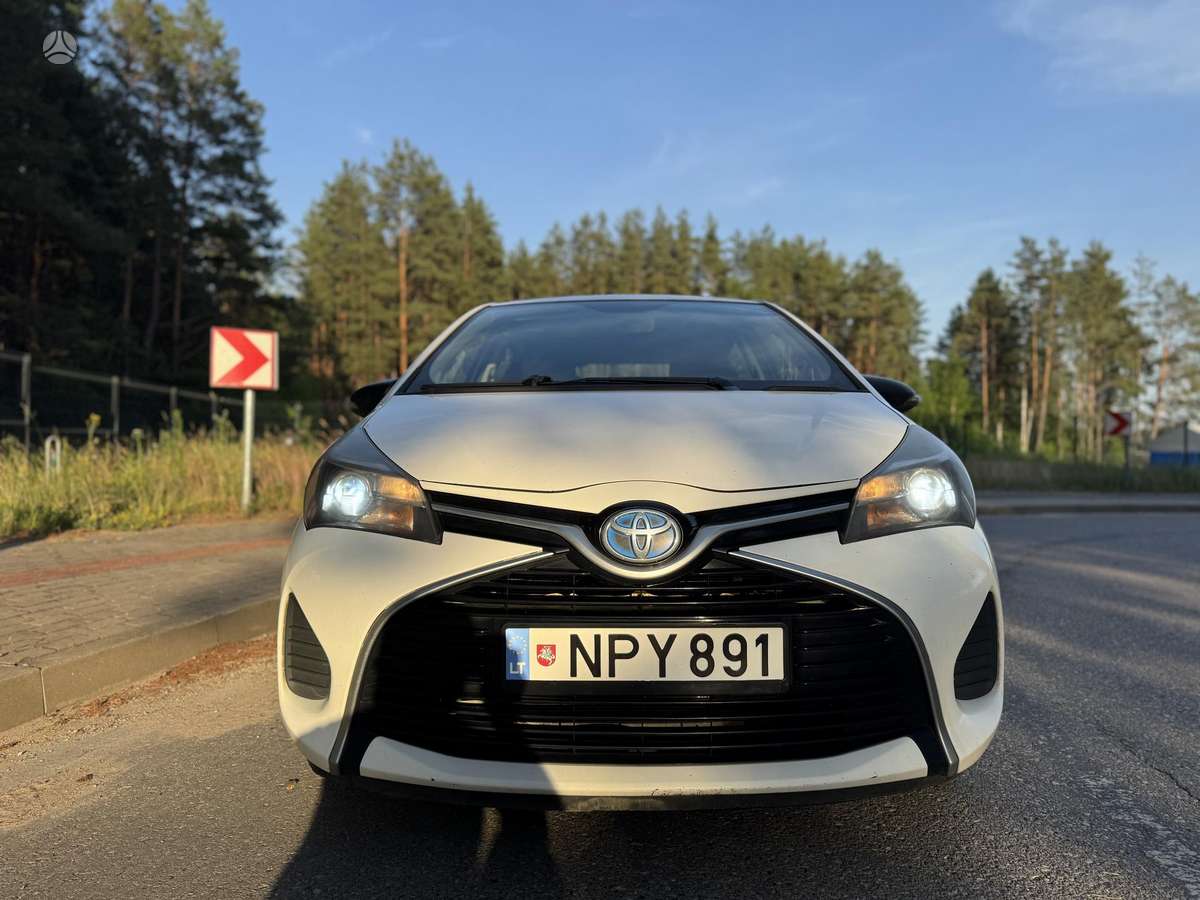Toyota Yaris 2015 — вигляд ззаду